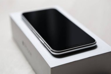 Mariupol, Ukraine-30 Ekim, 2017: Yeni Iphone X akıllı telefon kadar yakın. En son Apple Iphone 10 cep telefonu modeli. Açıklayıcı yazı işleri