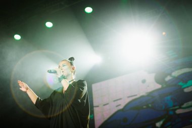 Popüler pop şarkıcısı alan Moskova gibi parti gibi Fm tarafından 25 Eylül, 2016 üzerinde barındırılan gece kulübünde sahnede Elka gerçekleştirme