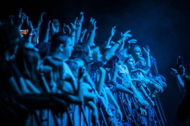 Moskova-15 Kasım 2014: gece kulübünde rock konseri güvenlik eskrim müzik hayranları büyük kalabalık. Müzik gösterisi kitleye şovda eğlenin, insanlar favori şarkı kadar eller koydu