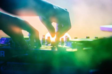 Moskova - 30 Kasım, 2016: DJ gece kulübü sahnede dijital MIDI pikap denetleyicisi hip hop partide müzik karıştırma. Dj Mikser konser gece kulübünde raylara karıştırma parmakları