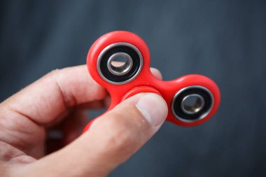 Adam oyun popüler parmak spinner aygıt ile. Modern topluca iplik oyuncak yatakları üzerinde. Elinde sıralayacağız ve serin yeni püf noktaları öğrenin. Bu yeni dönen becerikli alet ile eğlenin.