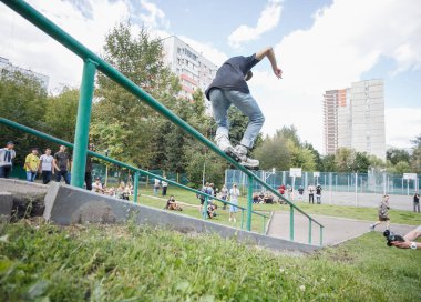 Moskova - 15 Ağustos, 2015: açık saldırgan rollerbladers tamamlama S3t Yarışması. Genç patenci adam Küpeşte üzerinde paten bileme.