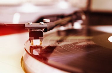 Pikap analog vinil disk müzik ile oynarken pikap. İğne odaklanmak. 