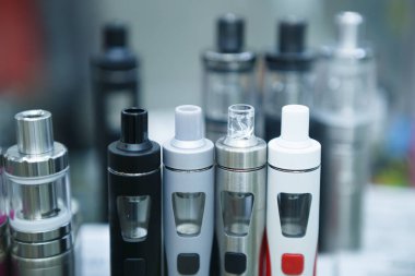Vape Dükkanı. Modern vaping cihaz bakım ve yükseltme bölümlerinde kapatın. O popualr ecig vaper cihaz satın. Elektronik Sigara İçilmeyen ejuice için aracı. Tel ile damlatıcı baş odaklanmak