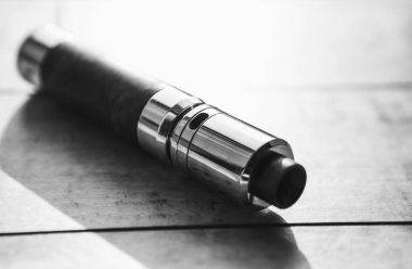 Modern elektronik mech mod vaping aygıt. Yeni Buharlaştırıcı e-cig Gadget'ı vape gliserin e-sıvı için. Nikotin Sigara İçilmeyen bıraktın, vaping güvenli ecig vape başlamak