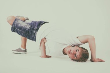  beyaz zemin üzerine gencin bboy eğitim
