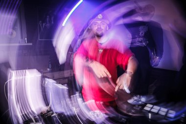 Moskova-21 Ekim 2016: gece kulüp barında hip hop müziği partisi. Parti DJ çizilmeye kayıt oyuncu ve mix müzik parçaları profesyonel ses karıştırıcı denetleyici üzerinde karalama kayıtları. Ev partisi DJ