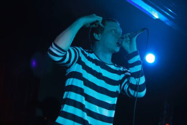 Moskova - 31 Mart, 2016: Rus rap şarkıcısı Vladimir Nigativ 16 ton gece kulübünde müzik albümü Nix Et Nox hediye olarak bilinen Afanasiev