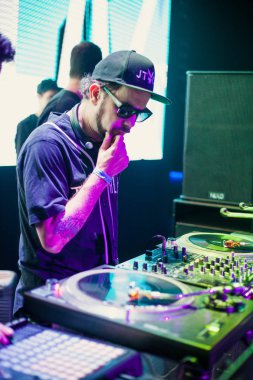 Moskova - 22 Kasım, 2015: Tropkillaz (Djs Laudz ve Zegon) mevcut yeni albüm kalpler On Fire Izvestiya Hall kulübünde