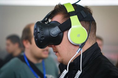 Kiev, Ukrayna - 28 Ekim, 2018: Man sanal gerçeklik oyun Vr Expo Event'de kapalı oynamak için modern Htc Vive Vr kulaklık kullanır. 