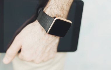 Her zaman internet ve sosyal medya - trendy akıllı izlemek ve tablet pc ile bağlanması için iki modern dijital cihazlar tutan erkek el. Film renkleri solan yatay yönlendirme