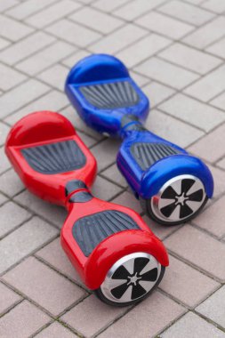 Modern ulaşım teknolojisinin - elektrikli mini segway veya scooter vurgulu kurulu. Gençler ve yetişkinler arasında çok popüler oldu yeni becerikli alet eğilimleri. No kirliliği atmo için üreten enerji effetive kişisel kentsel ulaşım gelecek bu