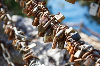 Makarska, Hırvatistan-16 Haziran, 2017:Popüler turistik yerde zincire paslı kilitler. Düğün günü için gelenek. Sevgi ve birlik kavramı. Yeni evliler şans için isim ile kilit asmak