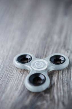 Popüler parmak spinner aygıt. Modern topluca iplik oyuncak yatakları üzerinde. Elinde sıralayacağız ve serin yeni püf noktaları öğrenin. Bu yeni dönen becerikli alet ile eğlenin.