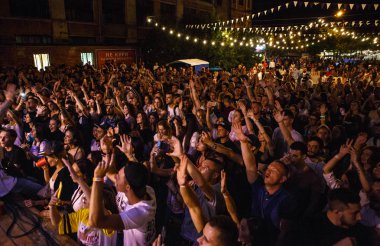 Kiev-11 Temmuz, 2018: Mutlu genç müzik hayranları için en sevdiğim müzisyen sahne alanı'nda el sallayarak grup. Yaz müzik festivali Bazar gece konser kalabalık. Yetişkin eğlence olay izleyici