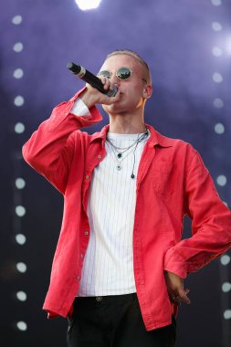 Moskova-21 Temmuz, 2017: genç rap şarkıcı T-Fest Gazgolder canlı açık hava Festivali sırasında sahnede şarkı. Popüler hip hop, mikrofon ile r&b şarkıcı