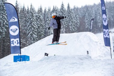 Bukovel, Ukrayna-19 Mart, 2018: Kar kicker rampa Bukovel kış Parkı'nda ücretsiz Kayak binici atlar. Aşırı spor müsabakasını dağlarda kayakçılar için