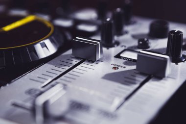 Crossfader vardır birim regülatör kolları profesyonel ses denetleyicisi Dj.Disc için karıştırma müzik ve radyo sinyalleriyle iletilen iz ev partisi ya da gece kulübü Konserde karıştırma için ses donanımı jokey