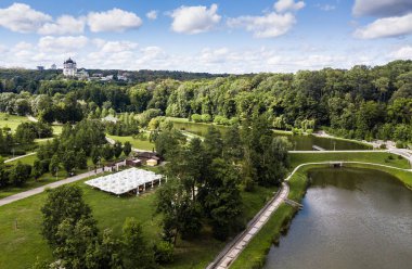 Kiev - 1 Temmuz, 2018: hava dron fotoğraf güzel yeşil park Feophania. Yukarıda uçan ile DJI indeks işlem quadro helikopter kamera ile çekim manzara. Popüler turistik landmark. Kiev şehir büyük doğal Feofaniya bahçede