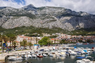 Makarska, Hırvatistan-18 Haziran, 2017:City liman Park edilmiş yatlar ve Hırvat Riviera.Beautiful motorlu tekneler ile seyahat hedef yaz tatili için. Cenneti motorlu tekne kira