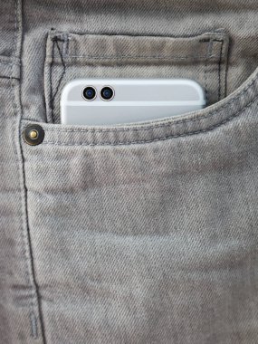 Çift objektifli fotoğraf makinesi telefon cebinde. Akıllı telefonlar gelecekte teknoloji eğilimleri. Trendy olmak devam et