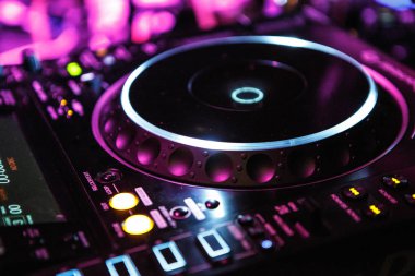 Kiev-4 Temmuz, 2018: Profesyonel dj gece kulübünde sahnede tablo açın. Konser kulüp öncü Cdj çaların.