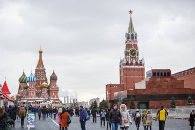 Moskova, Rusya - 21 Ocak, 2017: Kremlin kule kırmızı kare üzerinde. Popüler turistik landmark. Ulusal sembol ve Rusya Federasyonu'nda en meşhur turistik mekanlar. 