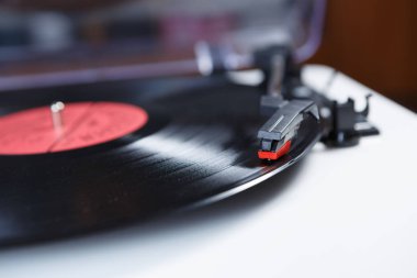  Retro hippi müzik çalar. Vintage elektronik aygıt dinleme vinil kayıtlar için.