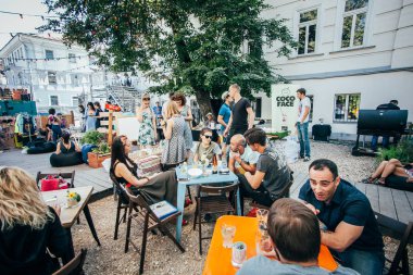 Moskova - 22 Ağustos, 2015: Tasarım Pazar Le piknik adlı popüler hipster olay Dewars Powerhouse gerçekleşti ve genç tasarımcı ve sanatçıların toplandı
