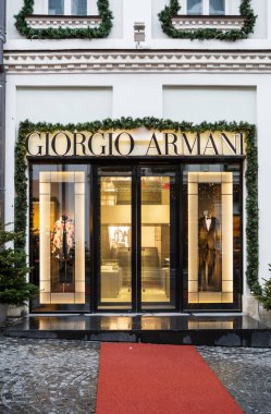 Moskova-2 Ocak 2017: Rusya 'nın başkenti yeni yıl kutlamasıdır. Şehir merkezinde Giorgio Armani mağazasında güzel Noel tatil dekorasyonu. Dışarıda dekore edilmiş moda dükkanı