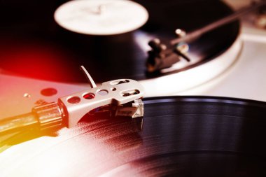  müzikal vinil kaydı ile pikap oyuncu. dj, gece kulübü ve retro bir tema için yararlı.