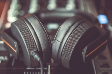 Profesyonel parti dj kulaklık. Büyük siyah kulaklık ses denetleyicisi karıştırma üzerinde. Ses ekipmanları için disk jokey. Müzik dinlemek, mix parça partisi. Konser performansı için Pro kurulum