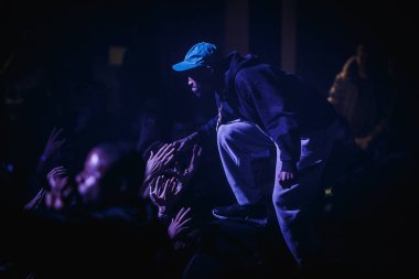 Moskova - 15 Kasım, 2016: ünlü müzik grubu Asap mafya performans gösteren canlı hip hop müzik gösterisi gece kulübü sahnede