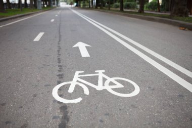 Emanet ayrı Bisiklet Park lane. Bisiklete binme için ayrılmış yol. Sağlıklı şehir ulaşım sürme başlatmak.