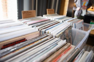 Moskova - 26 Mart, 2017: vinil kayıtları Satılık pazar Powerhouse.Dj toplumda satmak vinil toplama, analog ses kayıtları ses meraklısı ve disk jokey için müzik ile