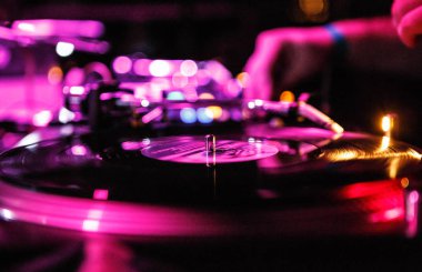 Kiev-4 Temmuz 2018: profesyonel Retro Technics SL-1210 vinil kayıt oyuncu. Eski analog kaydı müzik ile çizilmeye yönelik tablolar kurulumunu açın. Sahne ekipmanları yakın çekim