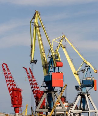 bir gün ortasında ticari limana çalışan iki ağır endüstriyel Vinçler 