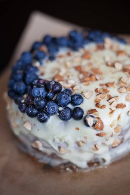 Yaban mersini kremsi Pie badem ile yakın çekim 