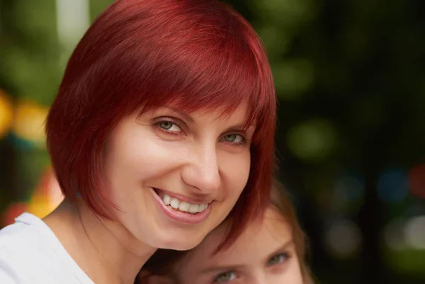 Giovane Famiglia Posa All Aperto Luminosa Giornata Sole — Foto Stock