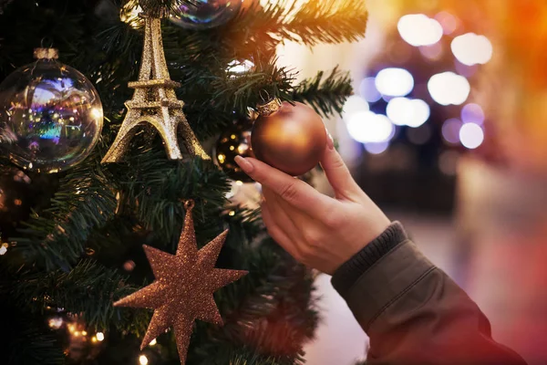 Jonge Vrouw Versieren Kerstboom — Stockfoto