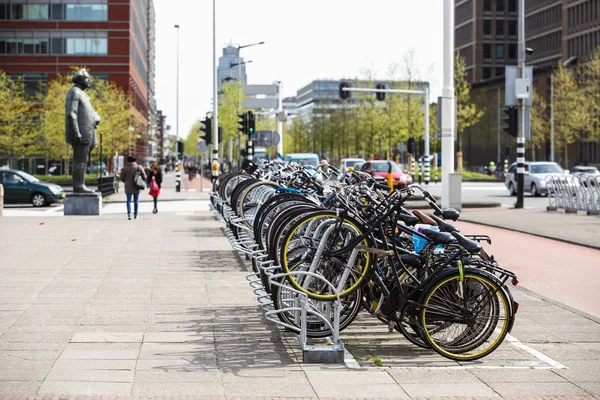 Amsterdam Května 2018 Velké Parkoviště Použitých Kol Zaparkoval Ulici Nedaleko — Stock fotografie