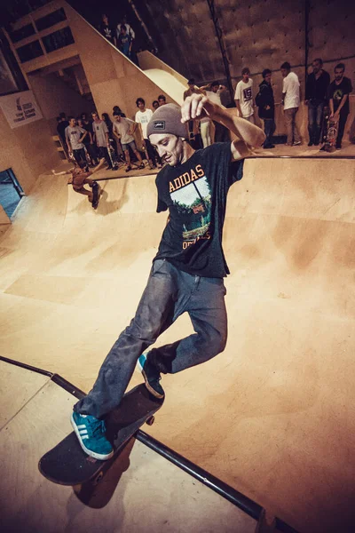 Moskova Eylül 2015 Cool Genç Kaykaycı Eziyet Kapalı Skatepark Skate — Stok fotoğraf