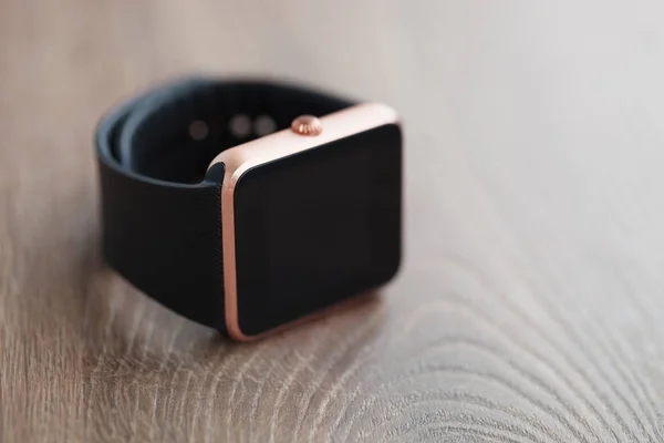 Moderne Smartwatch Auf Holzgrund Trendige Neue Technologie Mit Der Sie — Stockfoto