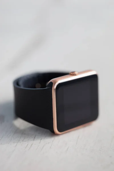 Moderne Smartwatches Auf Holzgrund Trendige Neue Technologie Mit Der Sie — Stockfoto