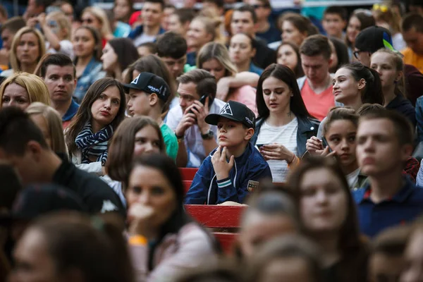 モスクワ 2016 夏の屋外音楽祭に巨大なコンサートの群集 多くの若い人々 はヒップホップ歌手 One のコンサートに集まった — ストック写真