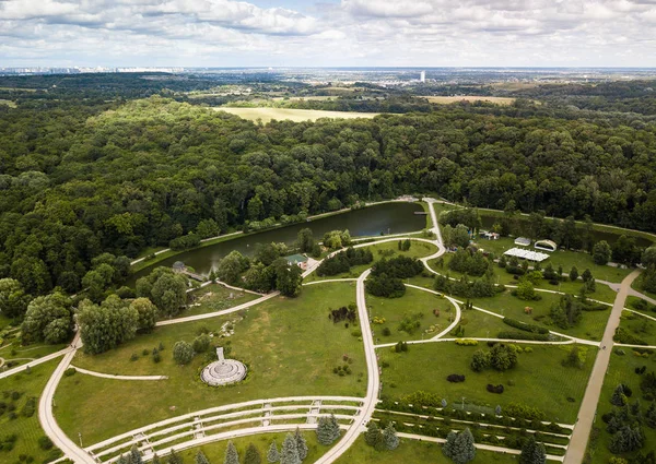 キエフ 2018 美しい緑豊かな公園 Feophania の空中ドローン写真 飛行ぢ Quadro ヘリコプター カメラで上から撮影した風景 人気のある観光名所 — ストック写真