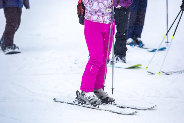 ブコヴェリ ウクライナ 2018 ピンクの冬の服の若い女の子に乗ってスキー ブコヴェリ冬の公園で 特殊なスポーツウェアを着て Freeskis に乗って小さな女性アスリート — ストック写真