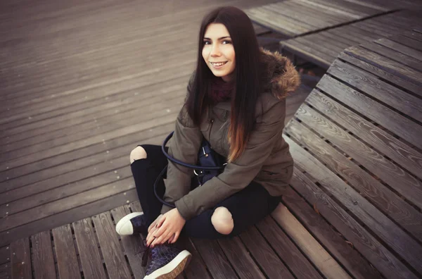Uśmiechnięta Dziewczyna Młodych Hipster Parka Szary Płaszcz Marsala Szalik Pozowanie — Zdjęcie stockowe