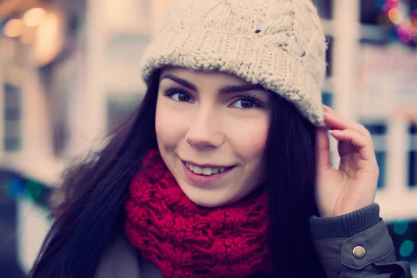 Joyeux Jeune Fille Blanche Portant Tricot Chaud Chapeau Hiver Extérieur — Photo