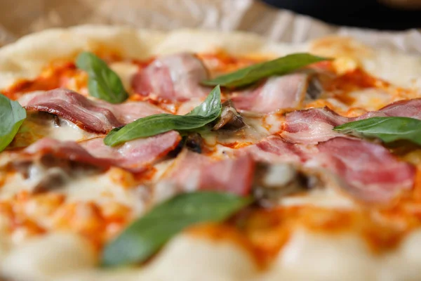 Deliciosa Pizza Italiana Com Molho Especiarias Orégano Tomate Queijo Parmesão — Fotografia de Stock